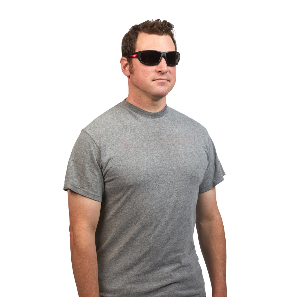 Okulary_ochronne_premium_Milwaukee_Performance_Tinted_Safety_Glasses_4