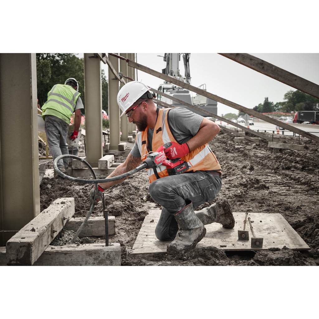M18_FUEL™_Wibrator_igłowy_do_betonu_Milwaukee_M18_FCVN24-551_1